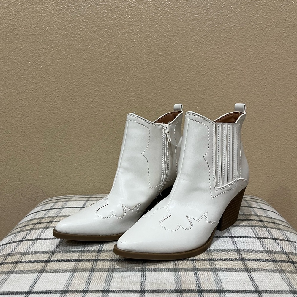 Indigo rd cream western ankle boots size 6